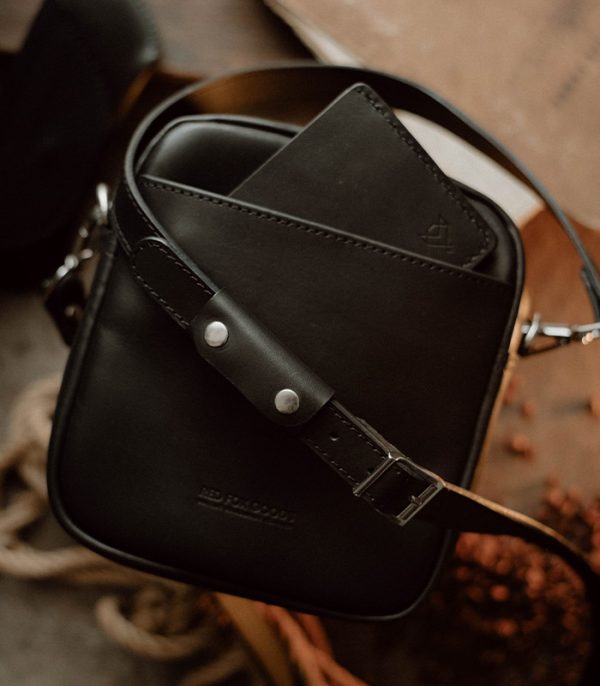 Shoulder Bag L Black (Italian Waxy Cowhide)